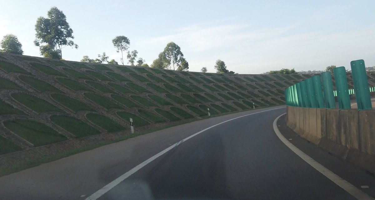 Importance of those Window-like at Kanjjansi, they're actually soil stabilization features (soil bodyguards)!
They keep the soil intact and prevent erosion, as water can quickly erode the embankment.
#infrastructureUG