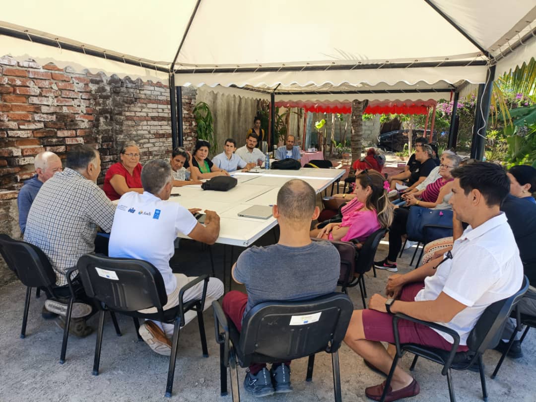 Torralbas_95's tweet photo. 2/2 Consultores cubanos preparados en la metodología "En Marcha", aplicada con éxito en otros países de la región, tendrán la responsabilidad de acompañar a los empresarios y trabajadores por cuenta propia en este proceso que, en definitiva, es de impacto local. https://t.co/1bMh1v8SC2