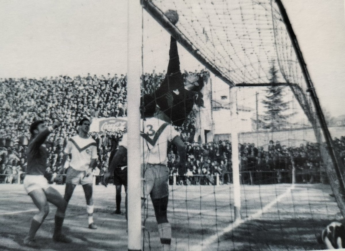 Demà serà clau no encaixar cap gol. Guaiteu quina aturada va fer en Juan Ramón (C.D. EUROPA ) en el famós partit al Camp d'Esports de la temporada 1962-63. Signem  ara mateix repetir aquell 0-1. 
Endavant @CEEuropa !