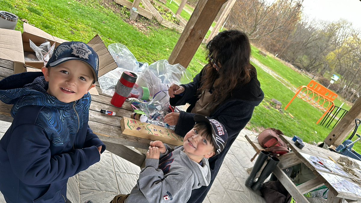 Family fun, learning about citizen science using <a href="/inaturalist/">iNaturalist</a>, native trees with Vern Bastable, build a bug, and see what lives under the water in Meade Creek with <a href="/TrentUniversity/">Trent University</a> students.

Our next walk with <a href="/NaturesYear/">Drew Monkman</a> starts at 1 pm.

At the Ecology Park until 3 today!