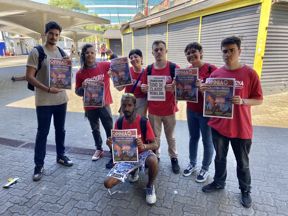 amenor_amenor's tweet image. Construindo um Primeiro de Maio classista e independente ao lado de camaradas! ❤️‍🔥🚩 Hoje colamos na Barra Funda, e lá vendemos jornal, colamos lambes, panfletamos e trocamos ideia com as pessoas ✊🏿🚀 @rebeldia_juv #1M #1demaio #ato #manifestação #construção @opsocialista