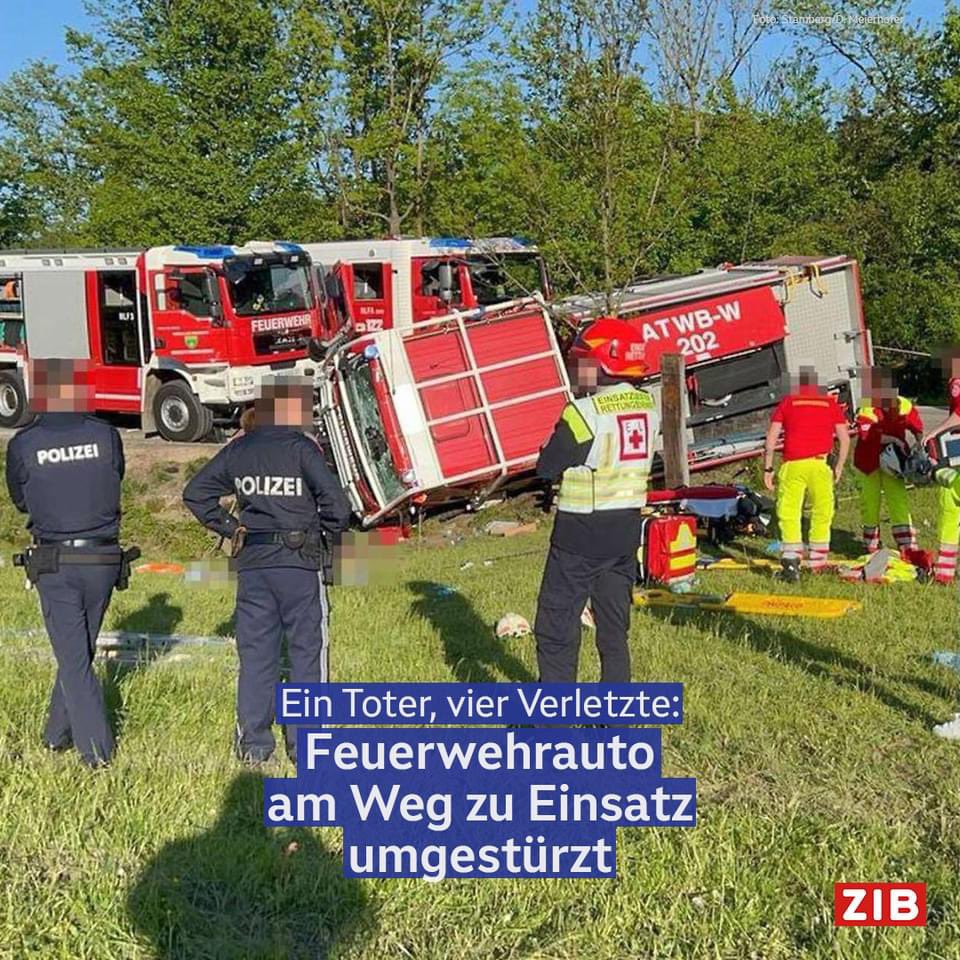 In Neustift-Innermanzing in Niederösterreich ist auf einer Landstraße ein Tanklöschfahrzeug umgekippt. Zwei Feuerwehrleute gerieten unter das Fahrzeug. Einer der beiden Männer wurde bei dem Unfall getötet, der zweite schwer verletzt ins Krankenhaus gebracht. Drei weitere