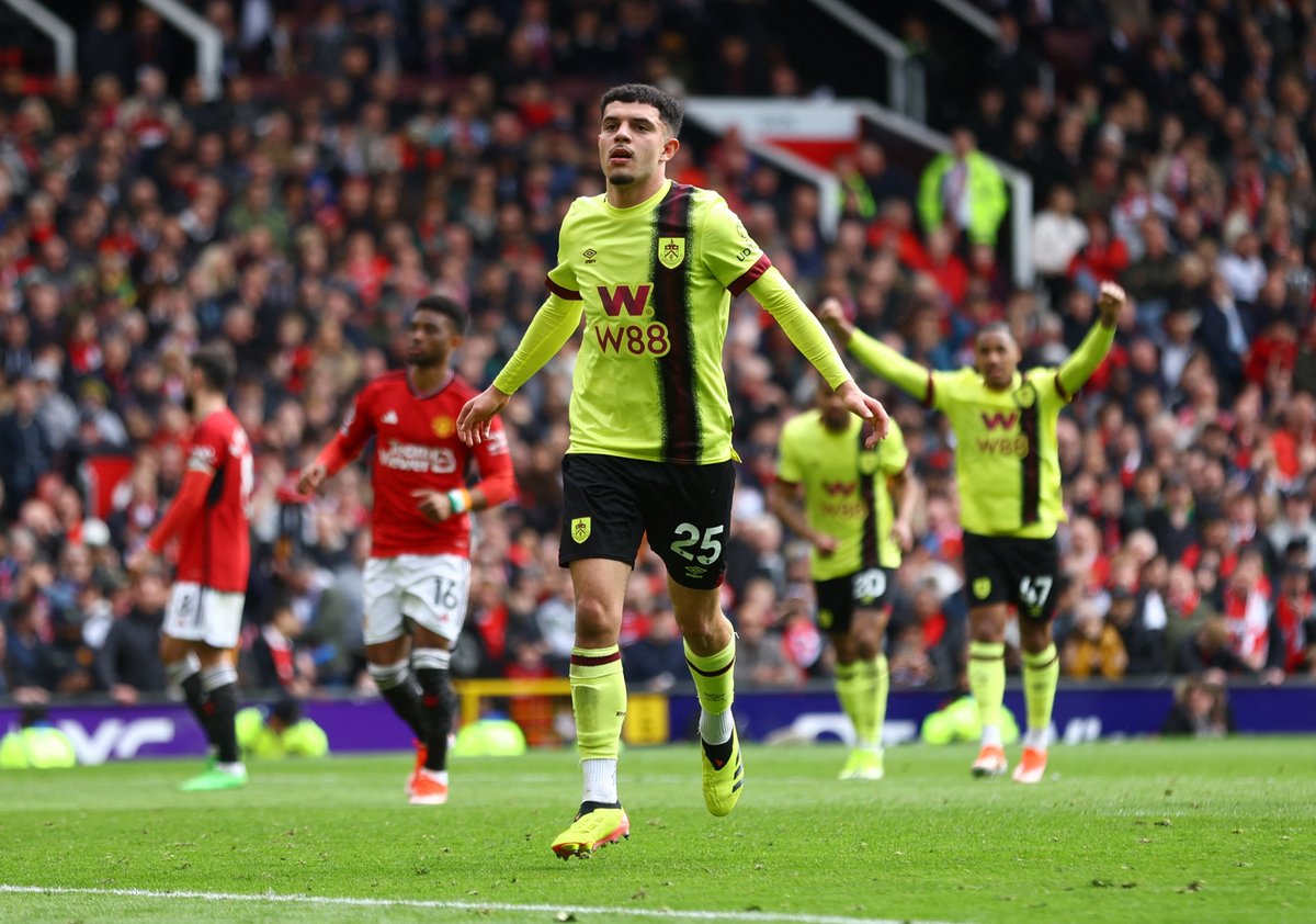 Late drama at Old Trafford 😅 Zeki Amdouni's penalty puts @BurnleyOfficial level after Antony had given Man Utd the lead #MUNBUR