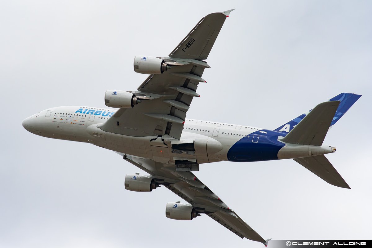 Je me souviens bien de ce 27 avril 2005 ! Je m'étais absenté de mon job étudiant pour le voir faire son 1er vol ! J'ai quelques photos et vidéos mais de piètre qualité ! Always fan on the little bird !!! #Airbus #A380 #Avgeeks #Avgeek