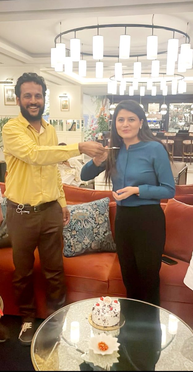 ये तो एक रस्म-ए-जहाँ है जो अदा होती है
वरना चाँद की कहाँ सालगिरह होती है
🥰🥰🥳🥳😍😍
यौम-ए-पैदाइश के मुबारक मौक़े पर हमारी तरफ से भी दिली मुबारकबाद <a href="/Sheerin_sherry/">Sheerin</a> मैम आपको÷)
🌹🌹💐💐🍫🍫
🎂🎂🍟🍟🍹🍹
🎈🎈🎁🎁🥳🥳