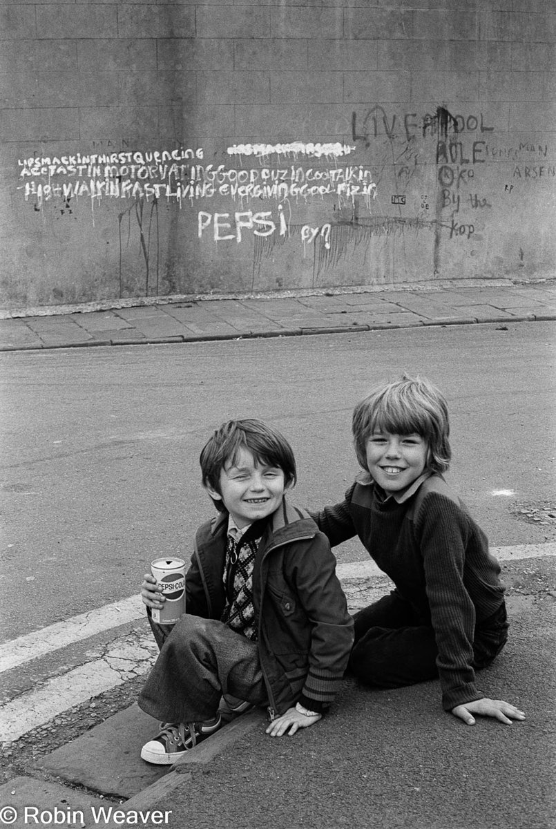 Pepsi kids, Newport, South Wales, 1978 - one of my photos available as an open edition print from 
@britcultarchive

britishculturearchive.co.uk/?s=robin+weaver
#prints #1970s #wales #southwales #documentingsouthwales #photography #documentaryphotography #streetphotography