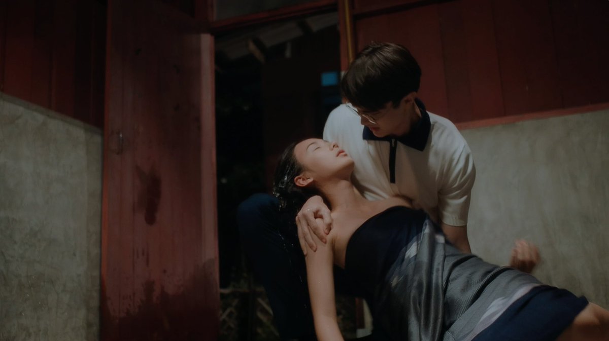 Ploy_phatnaya15's tweet photo. ฉากนี้เดอะเบส  ฟินมากในนิยาย มีเเฟน เฮ้ย มีคนที่เเอบชอบเราเป็นหมอมันดีอย่างงี้นี้เอง😚 (ขอสปอยนะ เมนชั่นถัดไปรอเลย☺️ ) #ขวัญฤทัยEP8 https://t.co/3RFFIUEzbY