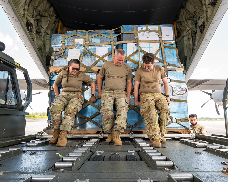 🧵This morning, another flight containing #HumanitarianAid to support our #healthcare program landed at #PortauPrince airport. This flight contained vital medication for chronic conditions (high blood pressure & asthma), expectant mothers, children, + more,... (continued)
#Haiti