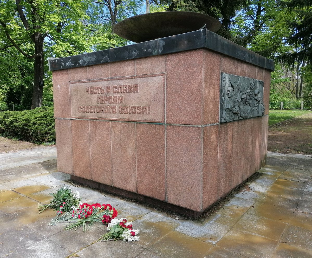#BY80 Белорусские 🇧🇾 дипломаты вместе с немецкими активистами возложили цветы к памятнику советским воинам-освободителям на военном кладбище в г.Виттенберге 🇩🇪