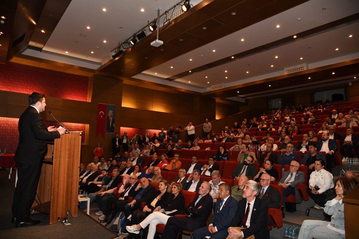 Bugün CHP Kadıköy İlçe Örgütü toplantımızda partimizin değerli üyeleriyle bir araya geldik. Demokrasi kültürüyle yetişmiş bir siyaset insanı olarak ilçe örgütümün desteğini her zaman arkamda hissetim. Birlikte çok çalışıp, Kadıköy’ü geleceğe birlikte taşıyacağız.