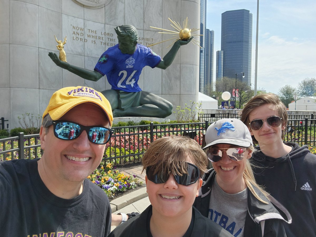 SGwizzy's tweet photo. #NFLDraft https://t.co/6GTlrWrpfG
