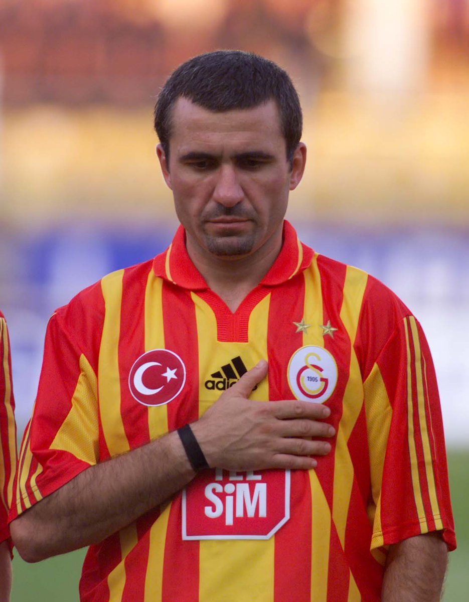 Ne şimdi ne de sonra takımımızdaki herhangi bir futbolcuyu Hagi ile kıyaslamayın, benzetme yapmayın.. Hagi'yi yaşayan bilir. O bambaşka bir seviye, futbolda benzeri olmayan eşsiz bir yetenekti. Ne mutlu onu izlememiş olanlara #Galatasaray #hagi #mertens #icardi