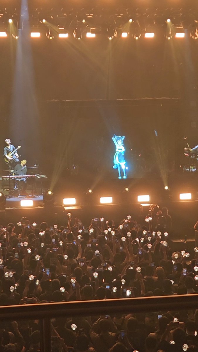 Fz1031cat's tweet photo. 跟大哥和小夥伴來超讚演唱會
雖然只睡四小時但值得
#2024盛開Blooming演唱會 https://t.co/3m38FikJLC