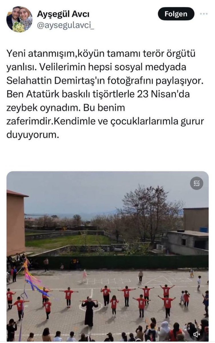 Ders verdiği çocukların ailelerine terörist diyerek koca bir köye terörist diyerek toplumu kin ve nefrete sürüklemiştir.
Bu cehalet ile öğretmen olamaz ve olmamalı. Öğretmenler toplumda anarşiye değil huzura ve barışa davet etmeli.Görevden alınmalı
#Diyarbakır
#Van  #AyşegülAvcı