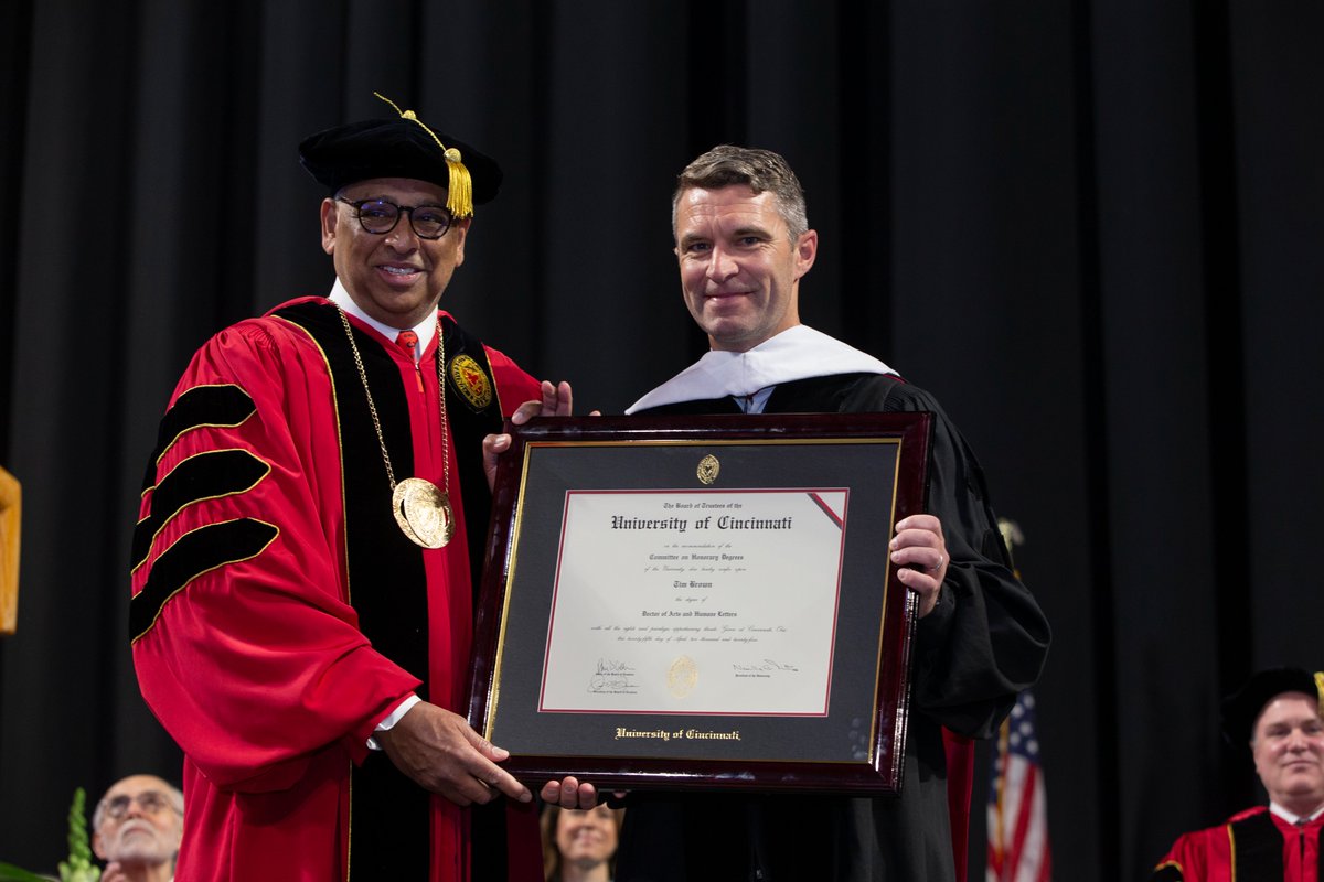 Today we recognized Tim Brown (@UC_DAAP'05), with an Honorary Doctor of Arts and Humane Letters. In addition to many years playing professional soccer, Tim is co-founder and co-CEO of @Allbirds. Thank you, Tim for leading the way in design, entrepreneurship, and sustainability.