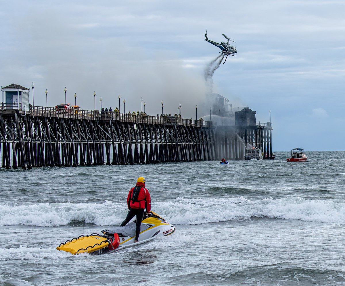 Stever1552Steve's tweet photo. Oceanside lifeguard, firefighters on the pier, fire boats, water drops for major fire in vacant restaurant at end of Oceanside, CA pier
#oceansidepierfire #CanonUSA #canonphotography #Oceanside #oceansidepier #photojournalism #oceansidefire #sdso #helitack #sosandiego https://t.co/EKB6VykiO3