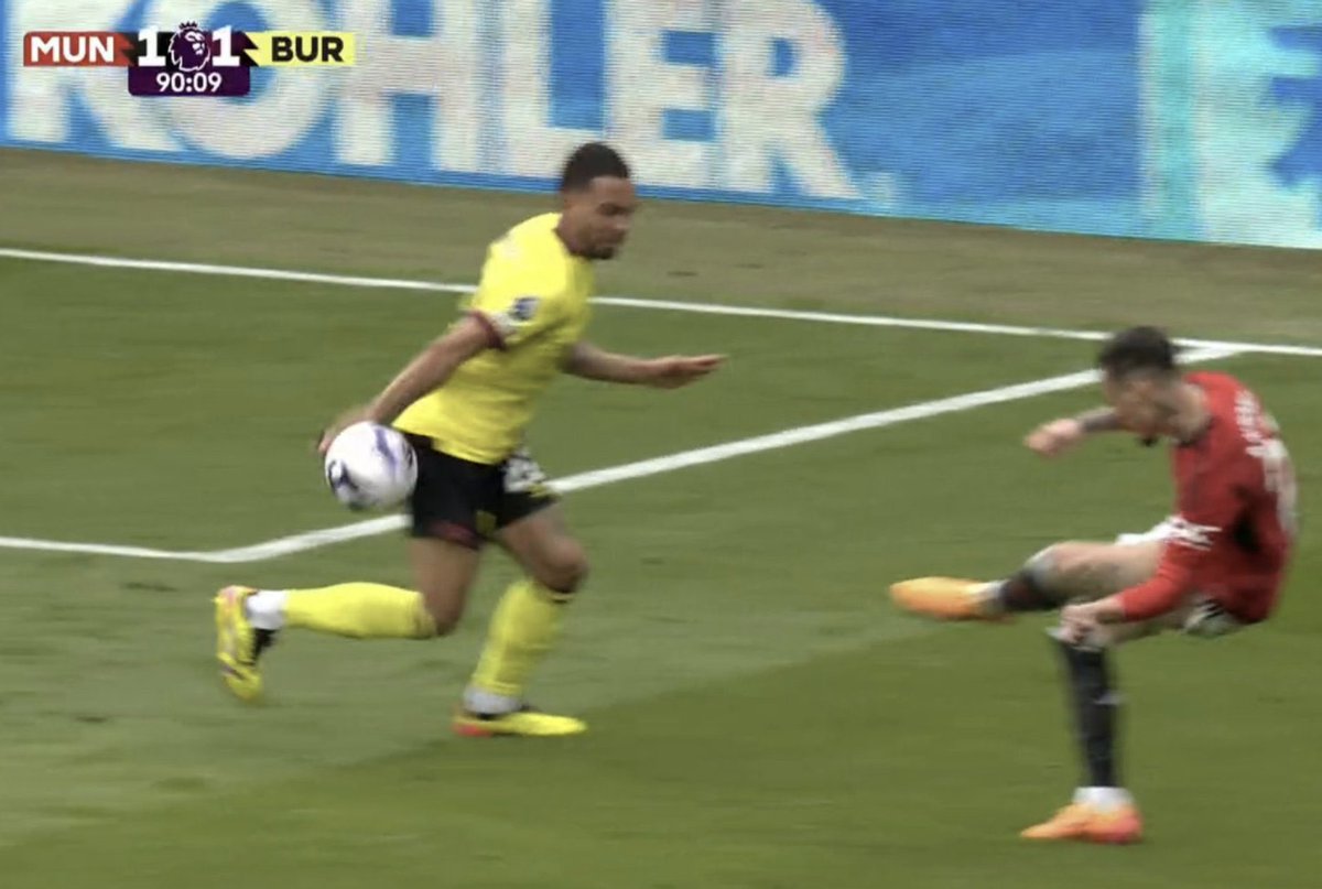 Footballtweet's tweet photo. One was a penalty / one wasn't. https://t.co/oMqUXnTFTK