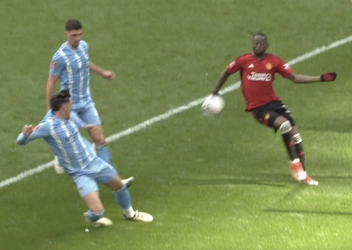 Footballtweet's tweet photo. One was a penalty / one wasn't. https://t.co/oMqUXnTFTK