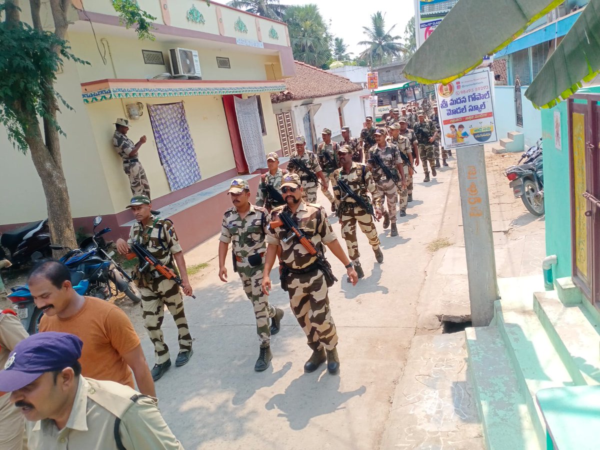 WG_Police's tweet photo. జిల్లా ఎస్పీ డాక్టర్. అజిత, ఐపీఎస్., గారి ఆదేశాల మేరకు జిల్లాలోని ఆచంట పోలీస్ స్టేషన్ పరిధిలోని కందరవల్లి, కోడేరు  పరిధిలో మరియూ తాడేపల్లిగూడెం రూరల్ పోలీస్ స్టేషన్ పరిధిలోని కోరుమిల్లి పరిధిలో కేంద్ర సాయుధ బలగాలతో కలిసి జిల్లా పోలీసు వారు కవాతు మరియు గ్రామసభ నిర్వహించడం జరిగింది https://t.co/jcDPrt8FEC