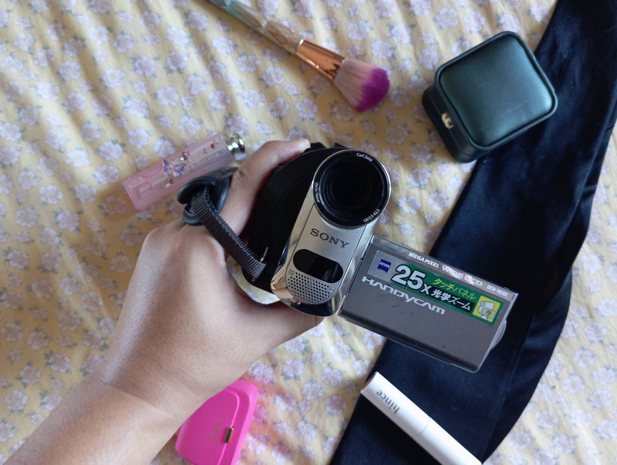 sweedsawadd's tweet photo. Sony handycam DCR-HC62
เปิดติด
สภาพดี มีรอยตามบอดี้นิดหน่อย เลนส์ใส
ราคา 3000 บาท
ส่ง50บาท หรือนัดรับได้ในกทม.
มีร้านในig tanny.handcam
#กล้อง #กล้องดิจิตอลเก่า #กล้องมือสอง #กล้องฟิล์ม #กล้องดิจิตอล  #กล้องฟิล์มมือสอง #กล้องดิจิตอลคอมแพค #กล้องดิจิตอลมือ https://t.co/riMdbgqAeZ