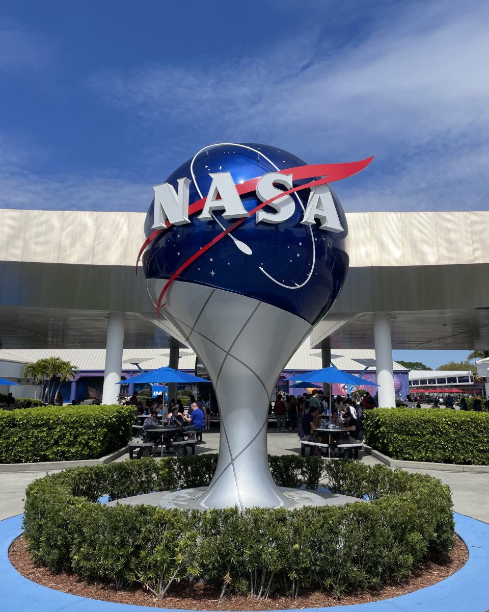 Smile! 📸🤳 The NASA meatball is one of the most popular photo spots at #KennedySpaceCenter Visitor Complex.