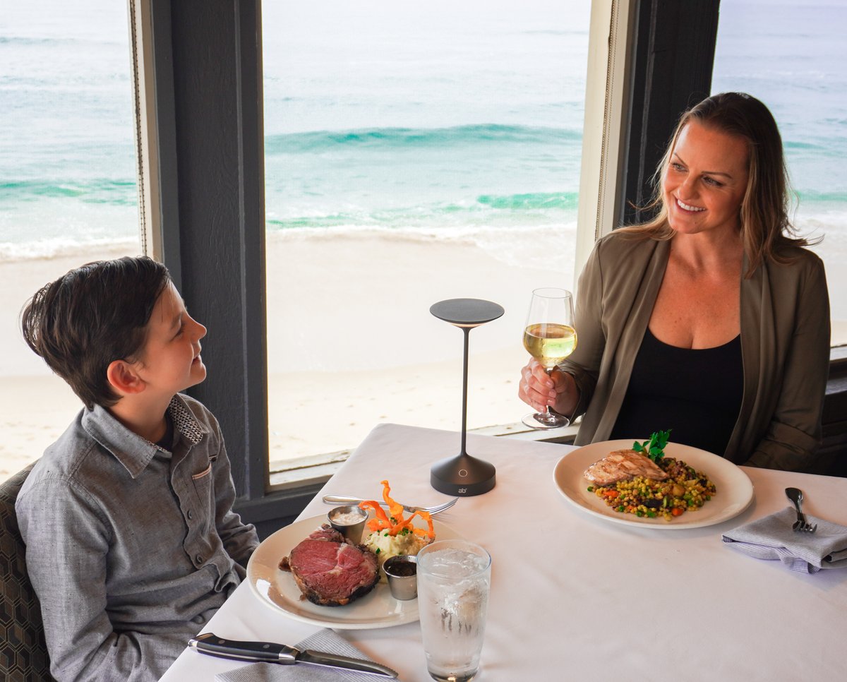 Celebrate Mother's Day at Chart House! 💐 Enjoy our delicious 3-course prix fixe menu and get a taste of our seafood specialties like our Cantonese Seabass and Lemon Myrtle King Salmon. Make your reservation today: bit.ly/3vZWY8b