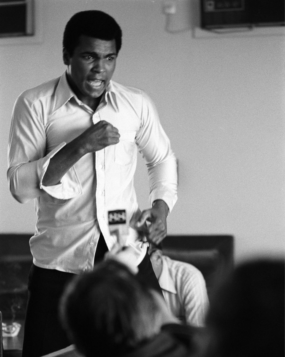 Unlike his competitors who dressed in elaborate fur coats and wide collared shirts, Ali’s personal style was much more timeless.

📸: @LeiferNeil 

#MuhammadAli #Icon #TimelessStyle #Simplicity #FashionLegacy
