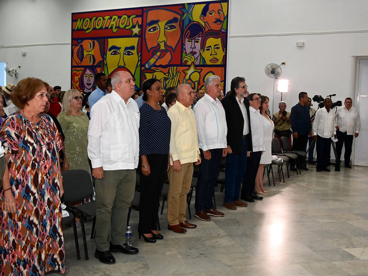 🇨🇺| Este 28 de abril, Casa de las Américas cumple 65 años, la edad de la Revolución. 

Para conmemorar el nuevo aniversario de esta obra de profunda proyección revolucionaria y latinoamericanista, el Presidente <a href="/DiazCanelB/">Miguel Díaz-Canel Bermúdez</a> está en la Casa, junto a directivos y trabajadores.