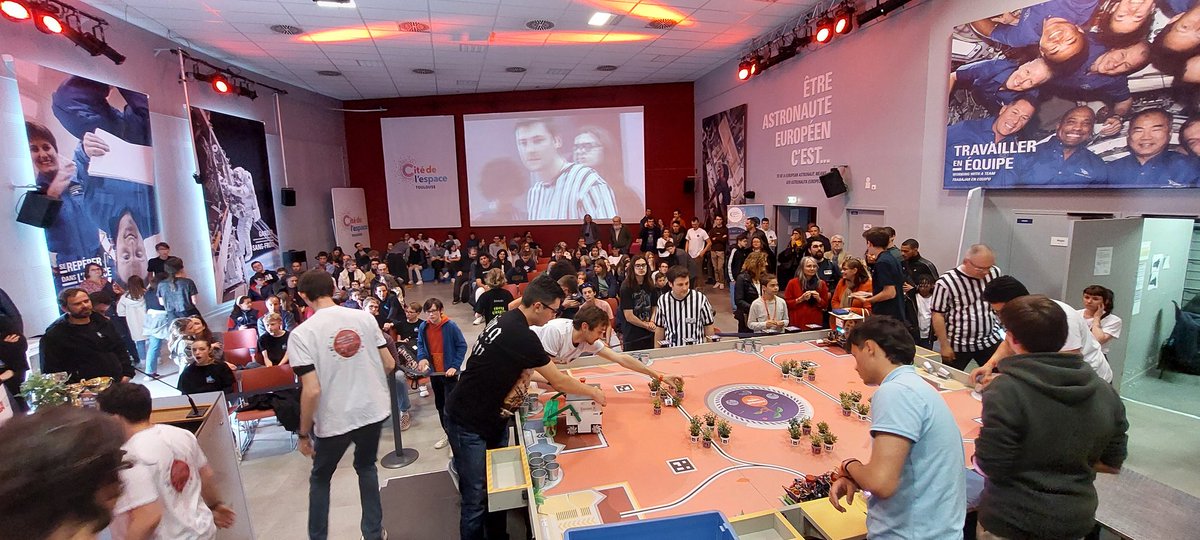 Grosse ambiance à la Coupe de Robotique Junior de @PlanetSciOccit en direct de la @CiteEspace 
Cette année, les robots partent cultiver sur Mars !🚀