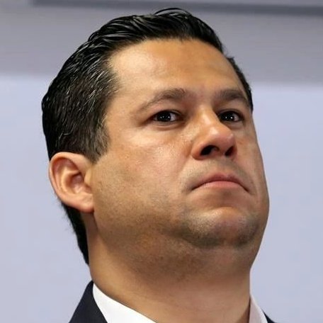AntiTelevisaMx's tweet photo. La elección de estado de Diego Sinhue (PAN) en #Guanajuato:

- Mandó ASESlNAR a la candidata de MORENA en #Celaya

- Mandó NARCOS para robar computadoras al candidato de MORENA en #Irapuato

- Reparte por todo Gto. tarjetas a cambio de votos

Y el @INEMexico callado. ¡MlSERABLES! https://t.co/5C01dXTkQC