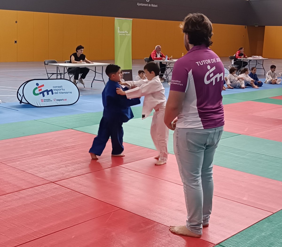 Aquesta tarda tenim al poliesportiu Euskadi de @matarocat la 4a trobada del campionat de judo escolar del #Maresme. La jornada organitzada amb la col·laboració de l @escolapiamataro i @esportmataro tanca la competició comarcal de judo del curs 23-24