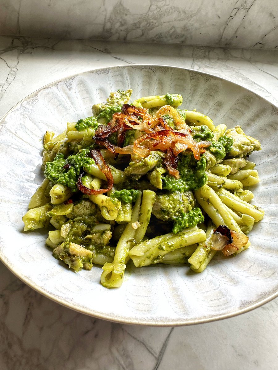 Wild garlic - chicken - pasta = delicious!!!! Recipe here - m.youtube.com/watch?v=w4n2nM…