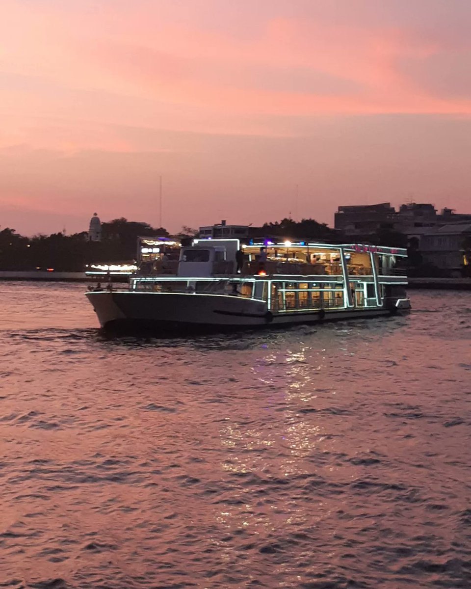 Thorada's tweet photo. The hot season is peaking now and making new records with temperatures going up to 39C in Bangkok, it also brings these wonderful pink sunsets that lingers on until late. 🙏😎 #UrbanCycling #ChaoPrayaRiver #Bangkok #Sunsets #GoldenHour #Thailand #RiverCruising #HotSeason #39C https://t.co/xUHCt0XjPZ