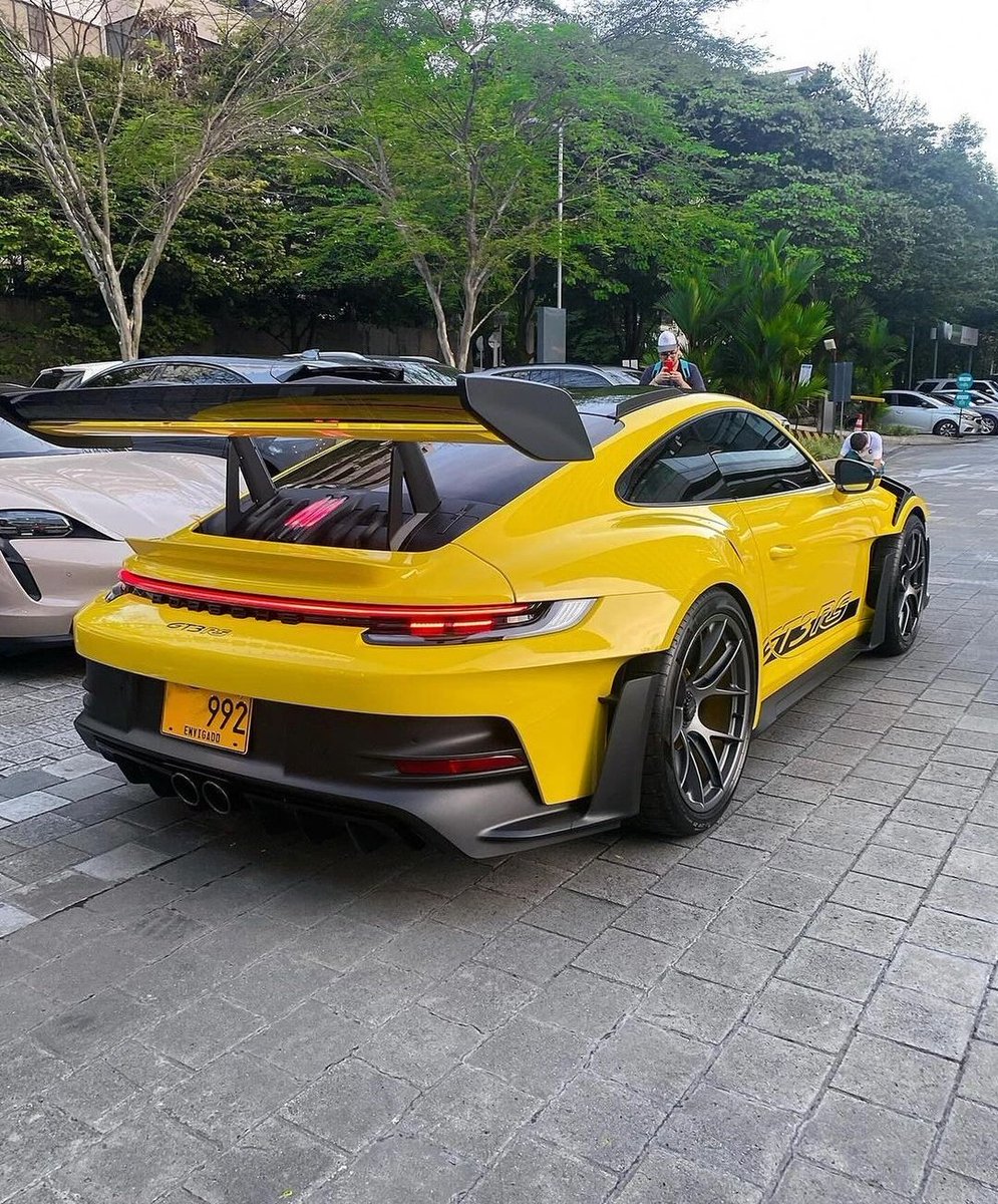 WorldWideCarsTM's tweet photo. Pick your favorite Porsche GT3RS! https://t.co/5ZzZn1PURF