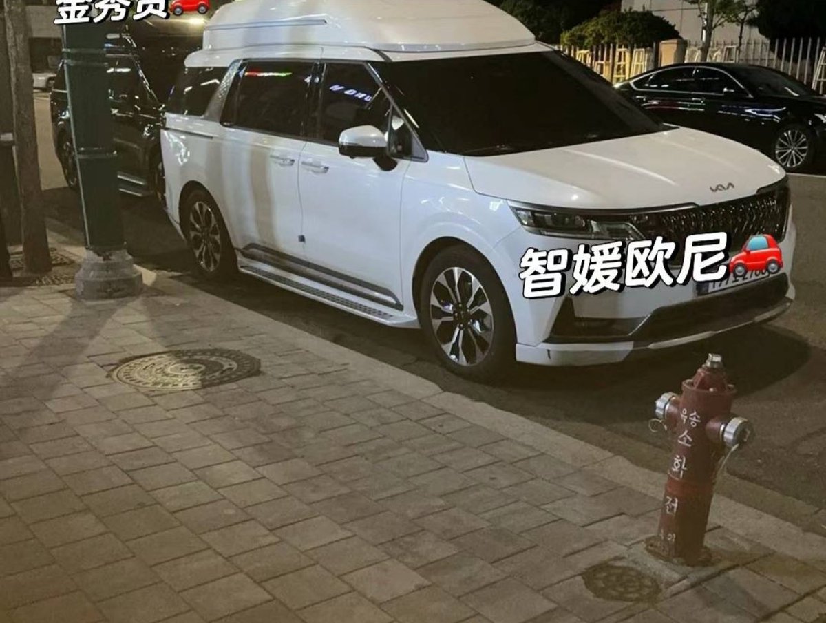 kjwonini's tweet photo. according to op, jiwon left first followed by soohyun going to the 2nd venue. so it was jiwon who arrived first but she stayed inside her van as soohyun followed after. they saw jiwon’s asst came out but then soohyun went outside too— 

#queenoftears https://t.co/6BtgF3y4II