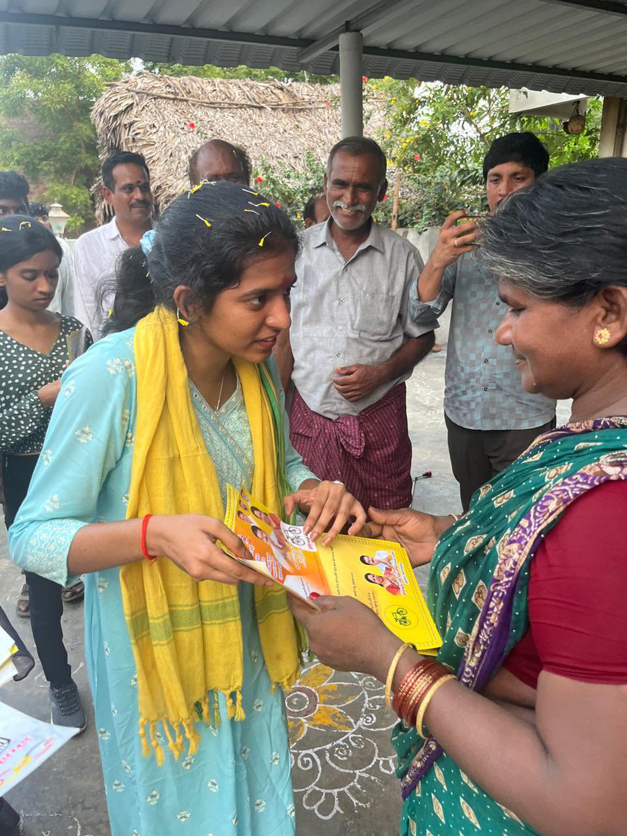 raja_varupula's tweet photo. మా బంగారు తల్లి ఎన్నికలు ప్రచార కార్యక్రమం కూడా విజయవంతం చేయాలి అని ప్రతీ ఒక్కరినీ కోరుకొంటున్నాను.(2/2)
#TDPJSPBJPWinning #BabuSuper6 #TDPforDevelopment #PrajaGalam #MyFirstVoteForCBN #EndOfYCP #JaganLosingBIG #VarupulaForPeople #VarupulaRajaLivesOn #Varupula https://t.co/nYKcHx6uek