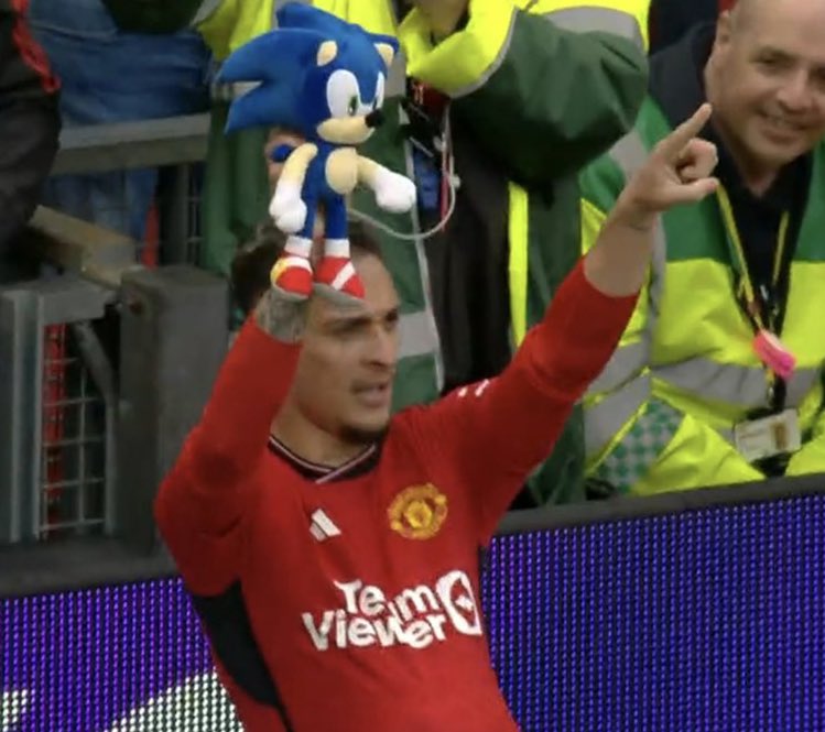 Antony holding up Sonic the Hedgehog to show Man United fans how quickly they can throw away the lead ⚡️