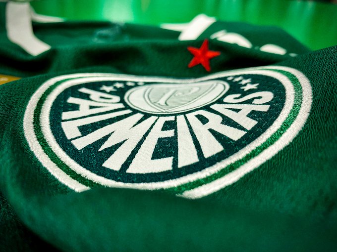 Palmeiras's tweet photo. A Sociedade Esportiva Palmeiras repudia as covardes agressões sofridas por atletas da nossa equipe sub-18/17 de futsal durante a decisão do Campeonato Metropolitano, contra o Corinthians, neste sábado, no Ginásio Presidente Ciro II, em São Paulo (SP). 

Na ocasião, torcedores do nosso adversário invadiram a quadra e atacaram brutalmente os jogadores do Verdão, incluindo menores de idade, deixando vários deles feridos – por sorte, sem gravidade. Familiares dos atletas e palmeirenses presentes no ginásio também foram agredidos e tiveram roupas rasgadas.

O clube tomará todas as providências cabíveis e registrará Boletim de Ocorrência para que os agressores possam ser rapidamente identificados e punidos pelas autoridades competentes. Ao mesmo tempo, prestaremos todo o apoio necessário aos nossos jovens atletas, que naturalmente estão chocados com os momentos de terror vivenciados.

Exigimos ainda que a Federação Paulista de Futsal seja responsabilizada por sua conduta negligente e irresponsável. Mesmo diante do histórico de violência envolvendo competições de base na modalidade e dos sucessivos alertas feitos pelo Palmeiras, a entidade se mostrou – mais uma vez – incapaz de oferecer segurança adequada, colocando em risco a integridade física dos nossos jogadores e torcedores. 

Por exigência do Palmeiras, as finais das categorias sub-14 e sub-16 do torneio, que estavam marcadas para este sábado, foram adiadas.