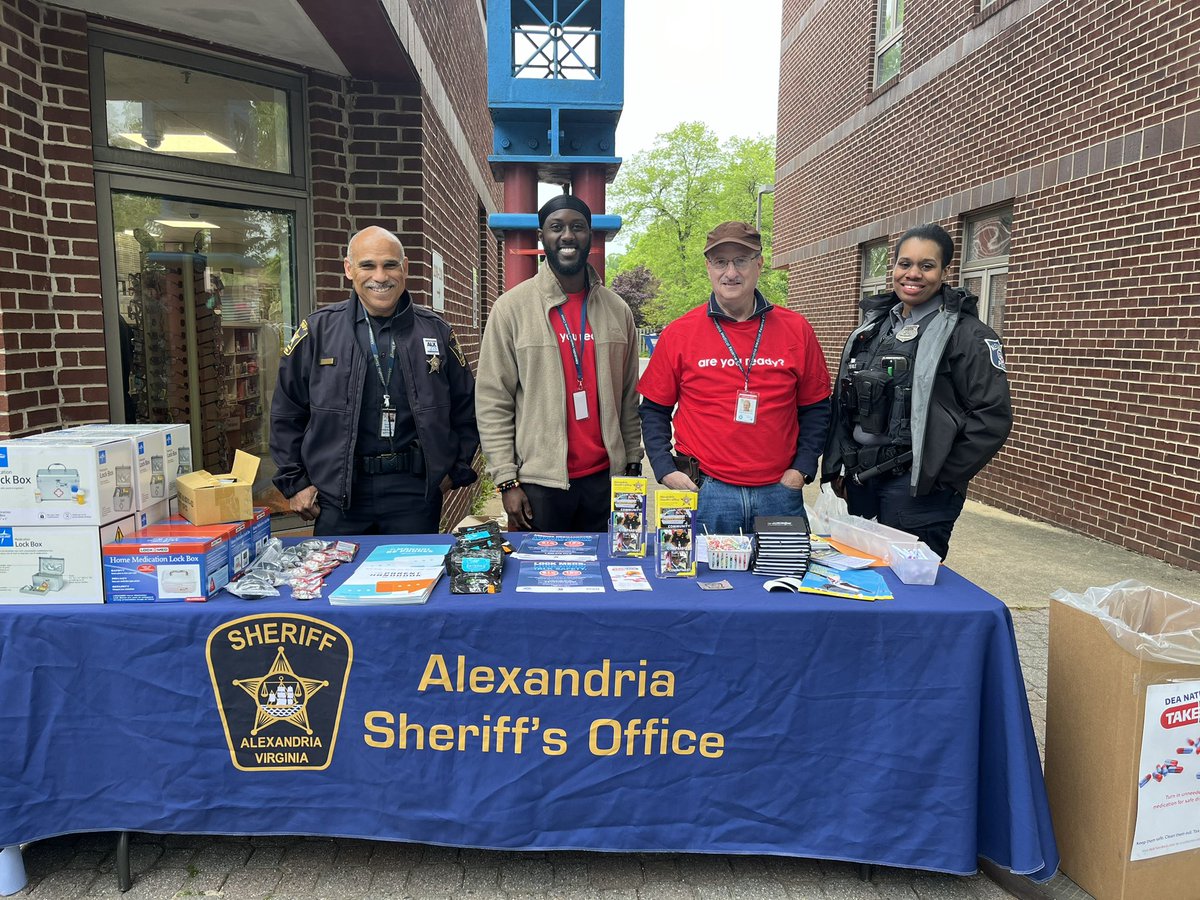 Drug Take Back Day underway in Alexandria! There’s still two more hours to drop off unwanted prescription medications 💊 #TakeBackDay alexandriava.gov/substance-abus…