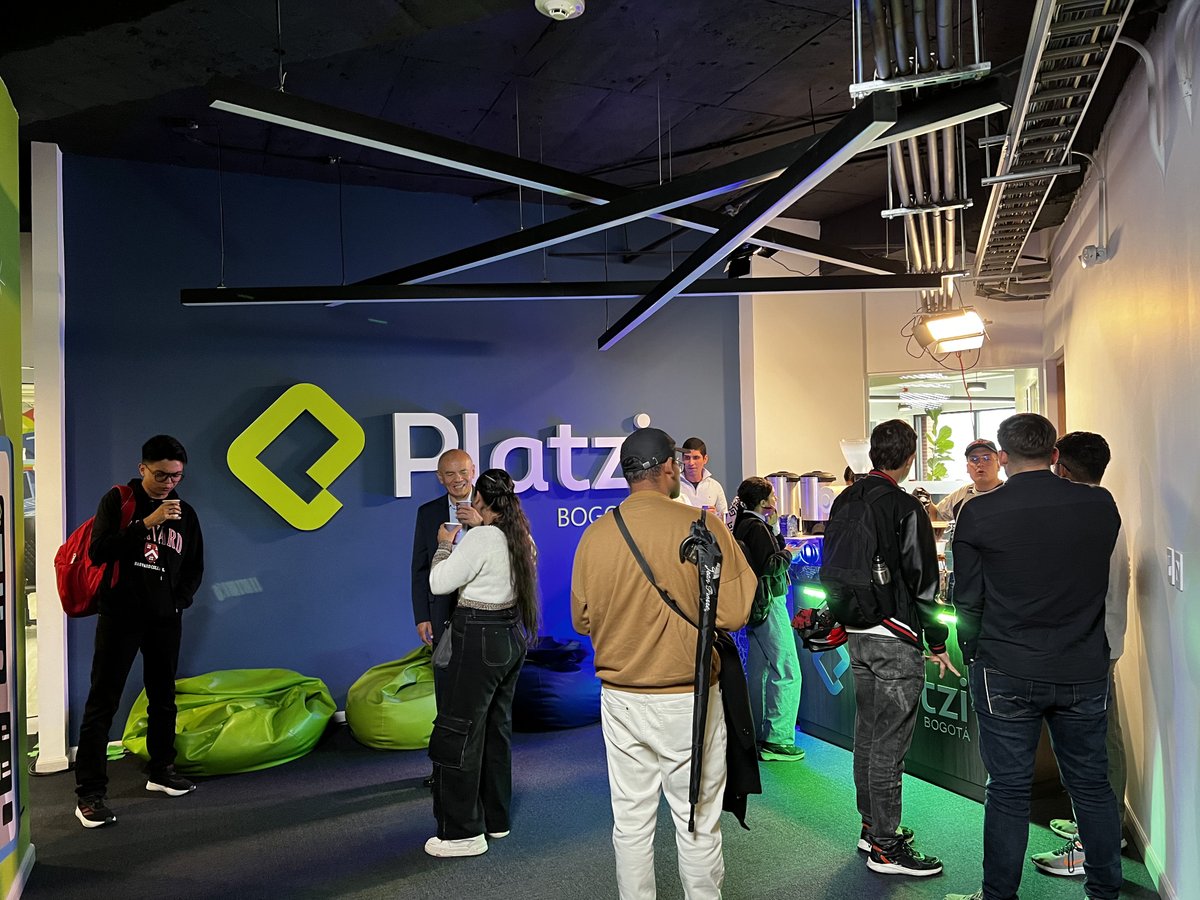 ¿Qué piensas de que hagamos un Platzi Café en Bogotá o CDMX? 👀 Un sitio para conocer personas, aprender y tomar un cafecito ☕️