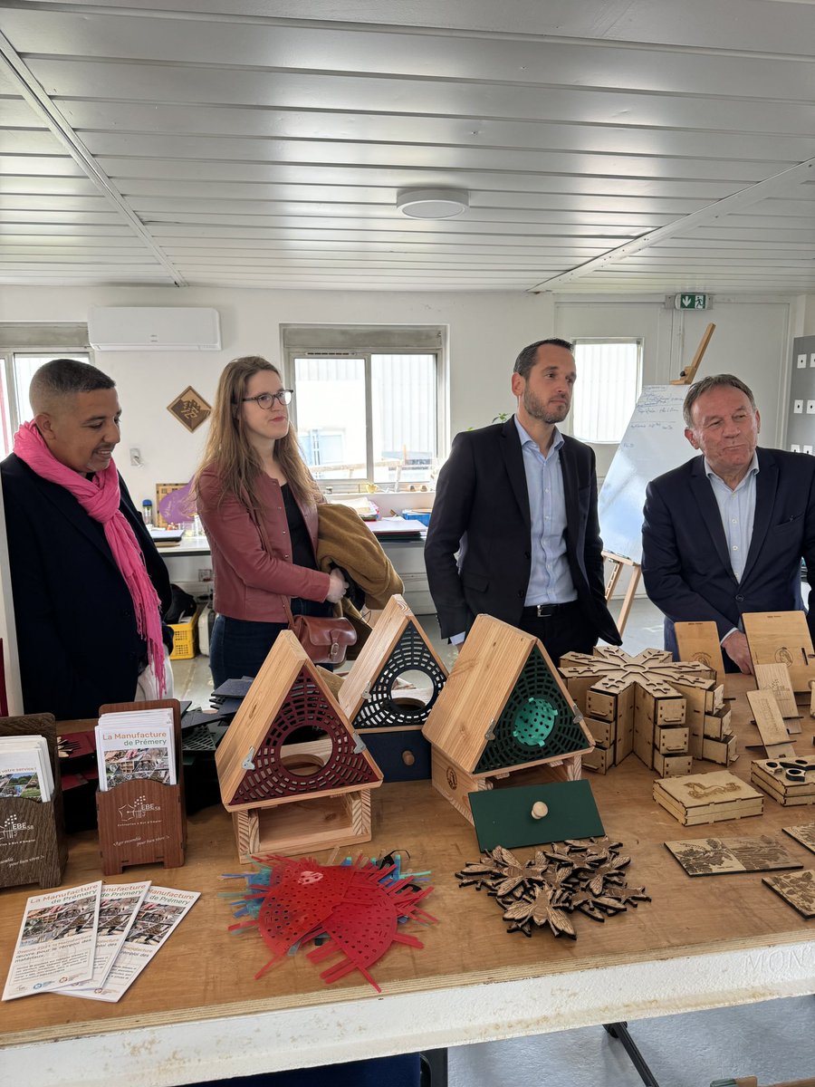PJouvet's tweet photo. À Prémery (58), j’ai été reçu à l’Entreprise à But d’Emploi (EBE) aux côtés de @fabien_bazin, @JolyPatrice, Sylvain Mathieu et @HichamBOUJLILAT. Ici, grâce aux fonds régionaux et 🇪🇺, on développe une offre à partir des compétences des gens pour qu’ils retrouvent une activité. https://t.co/8sGwCjJtdL