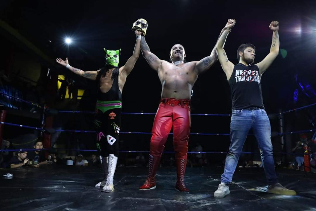 LaTijeraLucha's tweet photo. Jeringas, chochos y triunfo para el #NegocioTraumado sobre #BadBoys y #PoderDelNorte en la lucha estelar con #TheKingPhantom en la #ArenaSanJuanPantitlan.
Gran labor de equipo cuando #AtomickStar apoyo a #DemonioInfernal y #TraumaII para quitar del camino a... https://t.co/wNC7yP70Jc