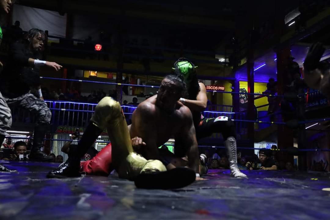 LaTijeraLucha's tweet photo. Jeringas, chochos y triunfo para el #NegocioTraumado sobre #BadBoys y #PoderDelNorte en la lucha estelar con #TheKingPhantom en la #ArenaSanJuanPantitlan.
Gran labor de equipo cuando #AtomickStar apoyo a #DemonioInfernal y #TraumaII para quitar del camino a... https://t.co/wNC7yP70Jc