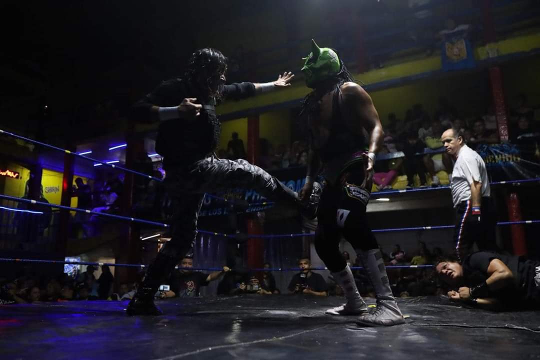 LaTijeraLucha's tweet photo. Jeringas, chochos y triunfo para el #NegocioTraumado sobre #BadBoys y #PoderDelNorte en la lucha estelar con #TheKingPhantom en la #ArenaSanJuanPantitlan.
Gran labor de equipo cuando #AtomickStar apoyo a #DemonioInfernal y #TraumaII para quitar del camino a... https://t.co/wNC7yP70Jc