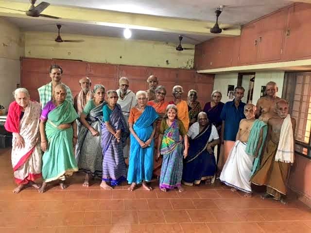 MODIFORCE_TIRI's tweet photo. முதியோர் இல்லத்தில் அன்னதானம் செய்ய போறீங்களா❓

1️⃣ஒரு நிமிடம் இதை படியுங்கள்.

ஒரு முதியோர் இல்லத்துக்கு சென்று, அங்குள்ள நிர்வாகியி��ம் கொஞ்சநேரம் பேசிக்கொண்டிருந்தேன். 

எனக்கு 10 ஆண்டுகளாக அவரோடு பழக்கம் உண்டு.

அந்த சமயத்தில் அங்கு வந்த ஒரு நன்கொடையாளர், தன் மகளின் பிறந்தநாளை முன்னிட்டு ஒரு வேளைக்கு மட்டும் அன்னதானம் அளிக்க விரும்புவதாகக் கூறினார். 

மேலும் "குறித்தநாளில் பகல் 12 மணிக்கு வாழைப்பழம், Sweet, பீடா, வடை, பாயாசத்தோடு சாப்பாடு முதியோர் இல்லத்துக்கு வந்துவிடும். 

உணப்பொருட்களை கொண்டு வந்த  பாத்திரங��களை திரும்பவும்  ஓட்டலுக்கு கொடுக்கும் போது மிகவும் சுத்தமாக துலக்கி கொடுக்கவேண்டும்." என்றார். 

அவர் குறிப்பிட்ட அந்த ஓட்டல் மிகவும் காஸ்ட்லி. 

ஒரு Special Meals க்கு ரூ. 150/- வாங்குகிறார்கள். 

அவர் போனதும் அந்த முதியோர் இல்ல நிர்வாகி சில விஷயங்களை சொன்னார்.

பெரும்பாலான முதியோர் இல்லங்களில் சொந்தமாக சமையல் கூடமும், சமைப்பதற்க்கு ஆட்களும் உண்டு. 

முதியோர்களின் உடலுக்கு ஏற்றவகையில் எளிதில் ஜீரணமாகும் மற்றும் எந்த அலர்ஜியும் ஏற்ப்படுத்தாத உணவைத் தான் இங்கு சமைக்கிறோம்.

நம் மக்களின் ஆர்வக்கோளாறு மிகுதியால், புண்ணியம் சம்பாரிக்கு��் வெறியில் ஒரு நல்லநாள், விஷேசம் என்றால் அன்னதானம் செய்கிறேன் என்கின்ற பெயரில் புரோட்டா, சில்லி பரோட்டா, கொத்து புரோட்டா, தந்தூரி உணவுகள், Sweet, நூடுல்ஸ், Fried Rice என்று வாங்கி அன்னதான மளிக்க வந்து விடுகிறார்கள். (70 வயது பாட்டிக்கு இங்கு சாம்பாரில் போடும் பருப்பே ஜீரணம் ஆகாமல் Acidity பிரச்சனை ஆகிறது.)

குழைந்து போன சாதமும், இட்லியை சாம்பாரில் உறப்போட்டு கரைத்து குடிக்கும் பெரியவர்களுக்கு ���ுரோட்டாவும், சிக்கன் குருமாவும் குடுத்தால் என்ன ஆகும்❓

குறிப்பாக நாம் வழக்கமாக ஓட்டலில் சாப்பிடும் சாம்பார், வத்தக்குழம்பே இவர்களுக்கு ஒத்துக்கொள்ளாது. 

ஓட்டல் சாப்பாடு எல்லாம் 40 வயசு வரை உள்ள ஆட்களுக்குத்தான்.  

இவ்வளவு உப்பும், காரமும் தொடர்ந்து 2 நாள் சாப்பிட்டால் 4-5 நாட்களுக்கு இந்த முதியோர்கள் எதுவுமே சாப்பிடமுடியாமல் அவஸ்தைப்படுவார்கள்.

போன மாதமெல்லாம் ஒருத்தர் சாப்பாட்டுடன் ஐஸ்கிரீமை நல்��� குளிர்காலத்தில் வந்து முதியோர் இல்லத்தில் குடுத்துவிட்டு போகிறார். (இதற்க்கும் அவர் ஒரு Software கம்பெனியின் மேலாளர். 1 இலட்சத்துக்கும் மேல் மாத சம்பளம் வாங்குகிறார்.)

ஆரம்பகாலங்களில் இப்படி அன்னதானம் செய்ய வந்தவர்களிடம், எங்களிடம் பணமாக கொடுத்துவிடுங்கள் என்று சொல்லிப் பார்த்தோம்... 

சிலர் மளிகை பொருட்களாக வாங்கிக்கொடுத்தார்கள். 

ஆனால் பலரும் அவர்கள் கண்முன்னே எல்லாம் நடக்��வேண்டும், அவர்கள் கையால் 4 பேருக்கு உணவு பரிமாற வேண்டும் என்று அடம் பிடிக்கிறார்கள். (பணமாக நேரடியாக கொடுக்கவோ, அல்லது மளிகை பொருட்களை நா��்கள் வெளியில் விற்று விடுவோம் என்று தவறாக எண்ணி பலரும் முன்வருவதில்லை.)

ஒரு முதியோர் இல்லத்தில் சாப்பாட்டு செலவுக்கு நிகராக மருத்துவ செலவு உண்டு... 

கட்டணமே இல்லாமல் ஒரு சேவை போல் இங்குள்ள முதியோர்களுக்கு அடிப்படை பரிசோதனைகள் செய்ய  சில நல்ல மருத்துவர்கள் இருப்பதால்தான் கொஞ்சமாவது சமாளிக்கமுடிகிறது...

ஓட்டலில் ஒரு நபருக்கு ரூ. 100/- க்கு மேல் ஒரு சாப்பாட்டுக்கு செலவு ஆகிறது. 

ஆனால் நாங்களே இங்கு சமைக்கும் போது ஒரு நபருக்கு ஒருவேளை சாப்பாட்டுக்கு அதிகபட்சம் 45/- ரூபாய்க்குள் அடங்கிவிடுகிறது. 

அதுவும் எந்தவித பக்கவிளைவுகளும் இல்லாத முதியோர்களுக்கான சாப்பாடு.

ஒருவர் முதியோர் இல்லத்துக்கு கொடுக்கும் பணம் என்பது பல செலவுகளுக்கு உதவும் மருத்துவம், போர்வை, சோப்பு, எண்ணெய், பல்பொடி, கிருமிநாசினி, உடை, கட்டிடம் / தோட்ட பராமரிப்பு, ஊழியர்கள் சம்பளம், முடி த��ருத்துவோர் சம்பளம்... என்று.

ஒருவன் பசியில் இருப்பதை விட கொடுமையான விஷயம், நாம் குடுத்த உணவு செரிக்காமல் / சாப்பிட்ட உணவு  வெளியெற முடியாமல்  அவஸ்தை படுவதுத��ன்...

ஆர்வக் கோளாரில் புண்ணியம் சம்பாரிக்க ஆசைப்பட்டு, பெரும்பாவத்தை தேடாதீர்கள்.

நம்பிக்கை தான் வாழ்க்கை
••••••••••••••••••••••••••••••••••••••நாம் செய்யும் உதவி மற்றவருக்கு பயனுள்ளதாக அமையட்டும்.
🪷🙏🏻🪷

🔸🔹🔸🔹🔸🔹🔸🔹🔸🔹🔸🔹🔸
🇰 .🇦 🇳 🇳 🇦 🇲 🇦 🇱 🇦 🇮 👮🏻‍♂️
#அன்புள்ளஅண்ணாமலை💓
#இது_நம்ம_விட்டு_பிள்ளை🏡