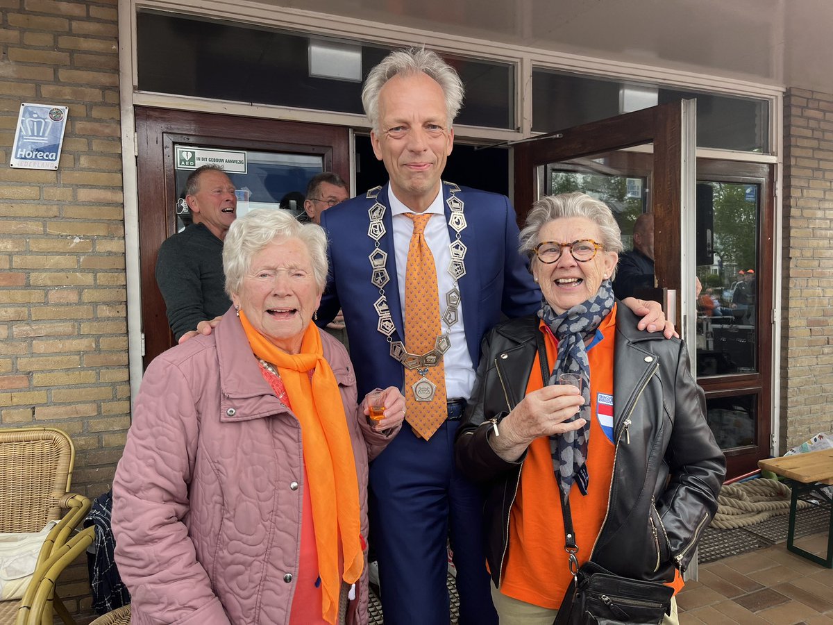 Groot feest ook op het plein in Hagestein, waar het voltallige nieuwe bestuur van de Oranjevereniging helemaal losging. Wat hadden ze het goed geregeld! Volop gezelligheid. En ook nog even op de foto met twee Oranjeklanten op leeftijd. 🇳🇱