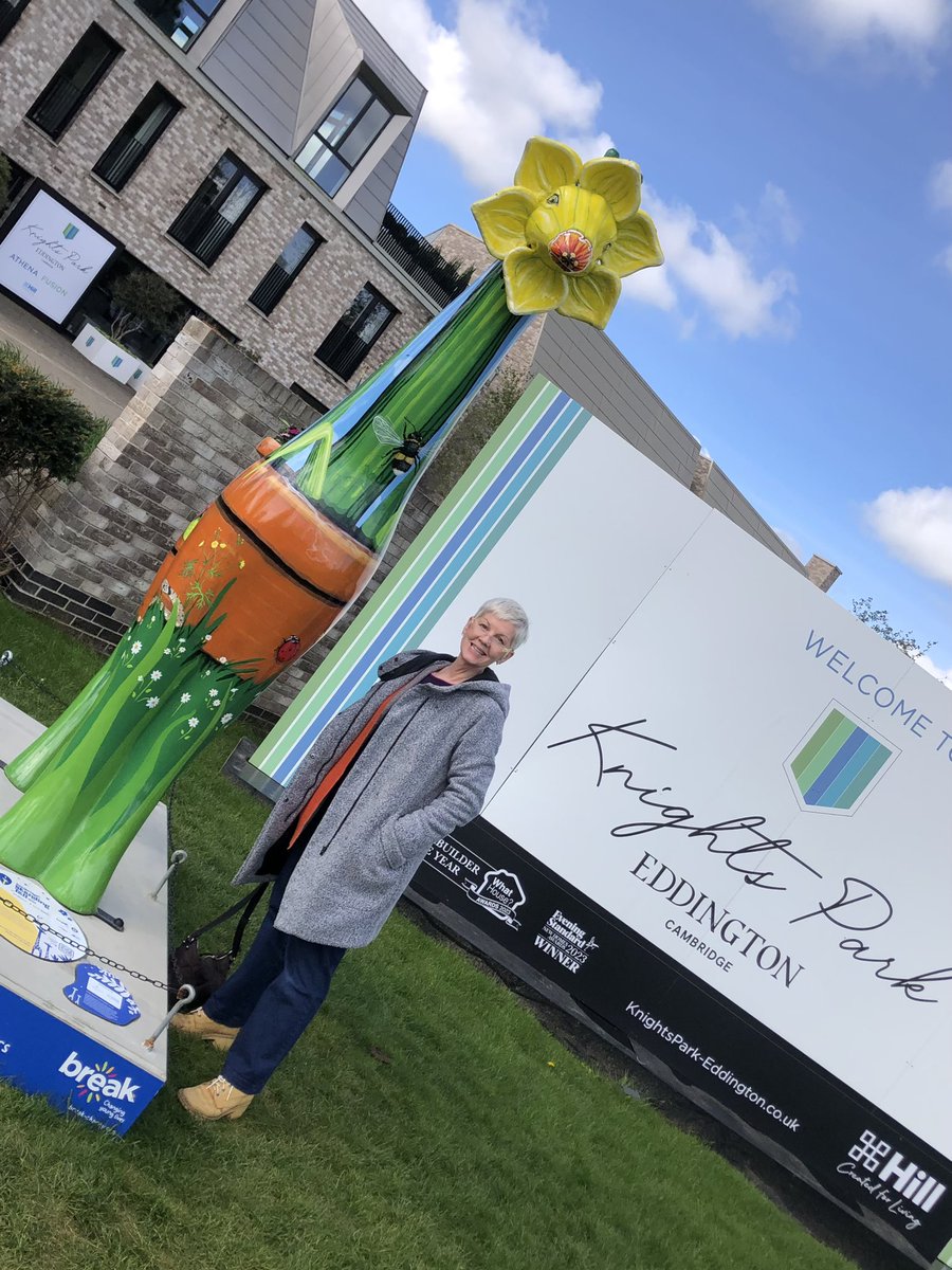 Have you been to see #TheGiraffodil yet? I did! 😁 &amp; these lovely people have! Would love to see your photos too. 🦒💕 #eddington 
#knightsParkEddington #bemoregiraffe #cambridgestandingtall