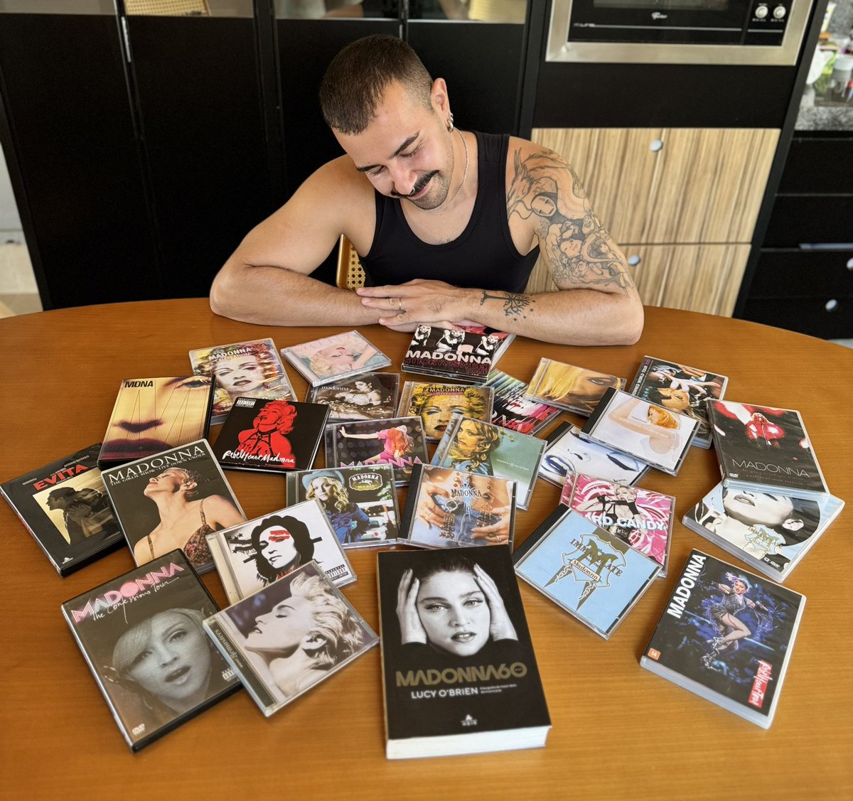 thipatrickpires's tweet photo. Oi, @itau ! 🤍
Eu e meu amigo @wacossi estamos saindo de GO pro RJ pra comemorar o aniversário do meu marido @leosegundo92 , que é o maior fã da @Madonna que conhecemos. Nos ajude a dar o maior presente da vida do Léo estando em seu espaço… 🤍🤍🤍 https://t.co/lIWEMr8Mc0