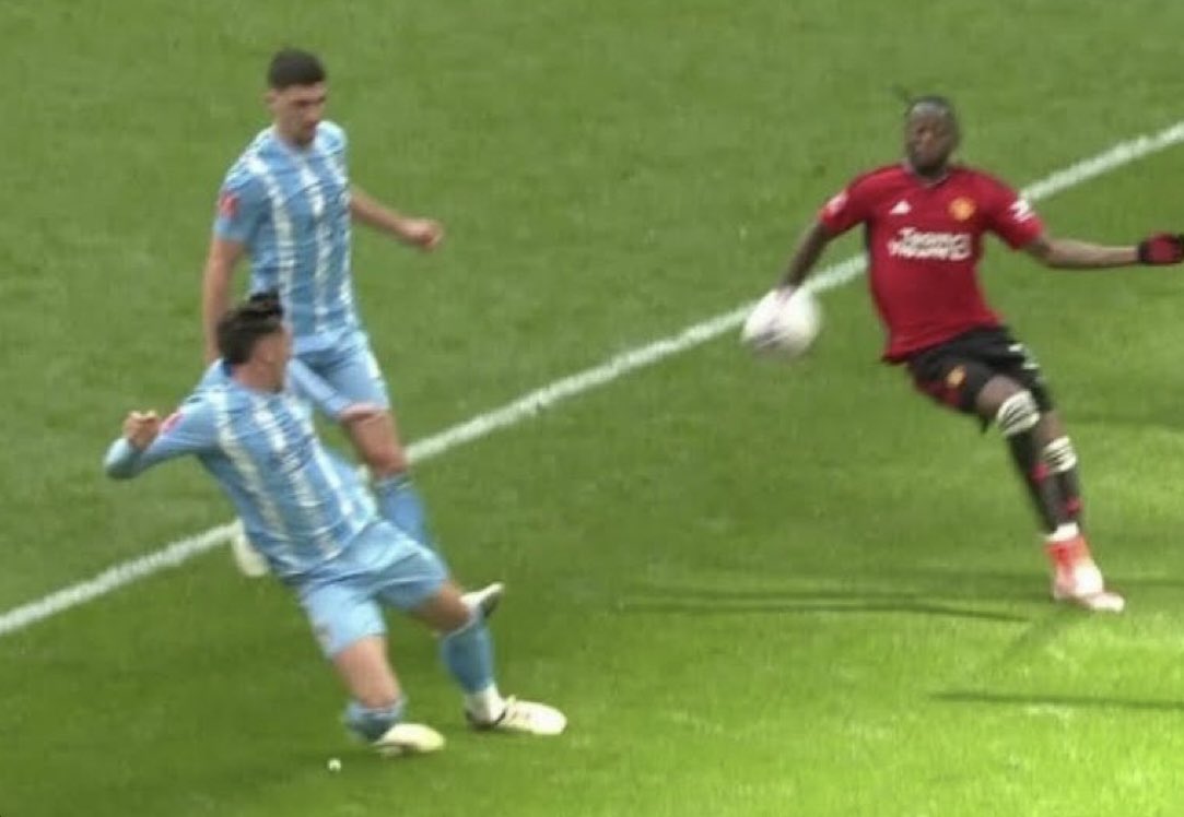 Commentator said “not a penalty for me, hands by his side and you can’t have your hands behind your back at every opportunity” But what’s the difference here?? #MUNBUR