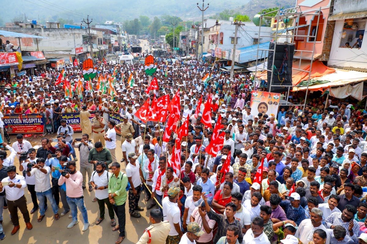 realyssharmila's tweet photo. మండుటెండను సైతం లెక్క చేయకుండా ఏపీ న్యాయ యాత్రకు తరలివచ్చిన పాయకరావుపేట, పాడేరు, అరకు నియోజకవర్గ ప్రజలకు హృదయపూర్వక ధన్యవాదాలు. https://t.co/hHtQ26YemO